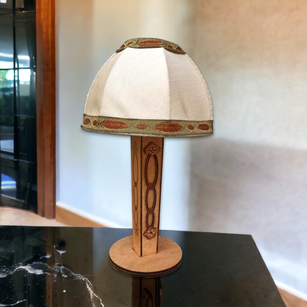 Lampada base legno intagliato con paralume in stoffa
